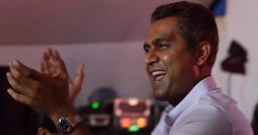 A smiling guest applauding during C2BE